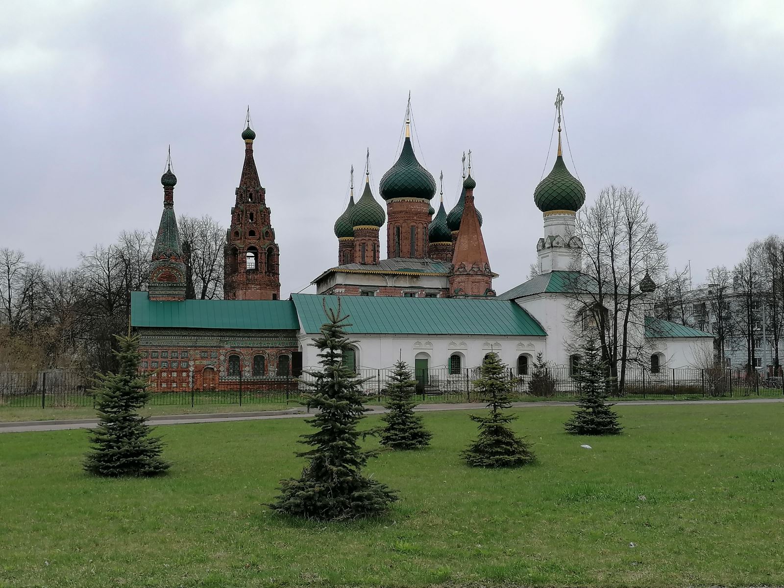Городские особняки и Толгский монастырь